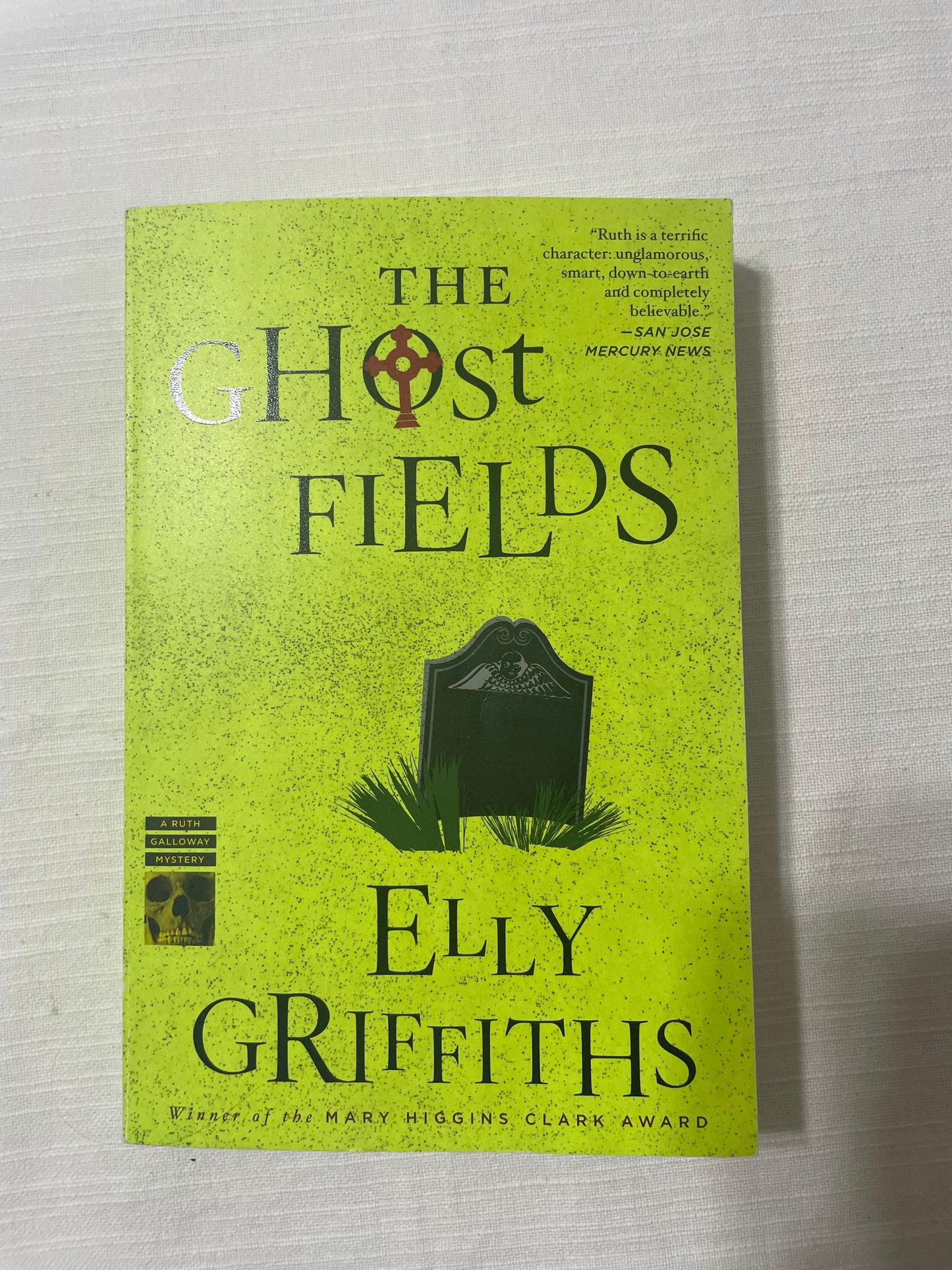 The Ghost Fields-Elly Griffiths